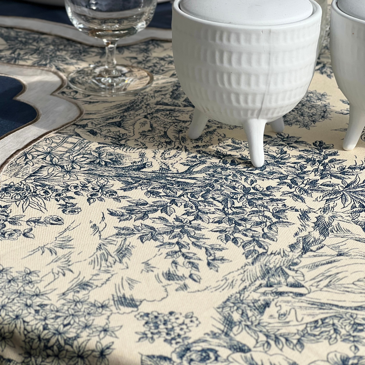 Toalha de Mesa Toile de Jouy Marinho